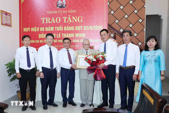 Thường trực Ban Bí thư Trần Cẩm Tú trao tặng Huy hiệu 80 năm tuổi Đảng cho đảng viên lão thành tại Đà Nẵng