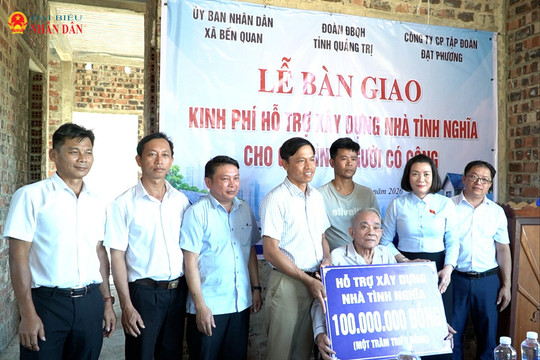 Đoàn ĐBQH tỉnh Quảng Trị trao 200 triệu đồng hỗ trợ xây nhà cho gia đình chính sách