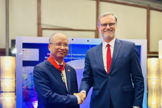 Former Vietnamese Ambassador to France awarded French honour