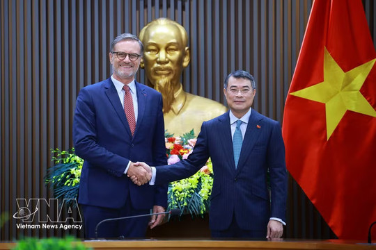 Prime Minister congratulates outgoing French Ambassador on successful term