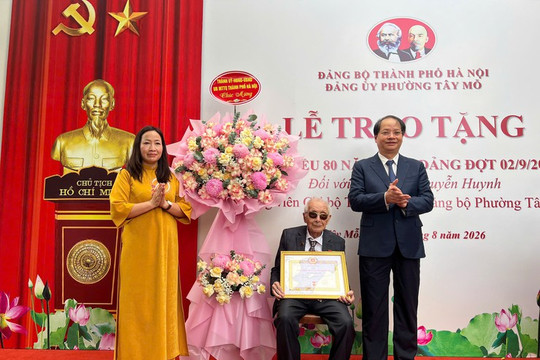 Đảng ủy phường Tây Mỗ trao Huy hiệu 80 năm tuổi Đảng tại nhà riêng cho đảng viên lão thành Nguyễn Huynh