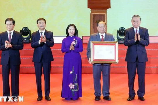 Tổng Bí thư, Chủ tịch nước trao Nghị quyết thành lập thành phố Quảng Ninh