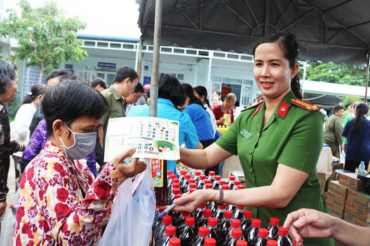 Công an An Giang: Nghĩa tình “Phiên chợ 0 đồng” tại xã Long Điền