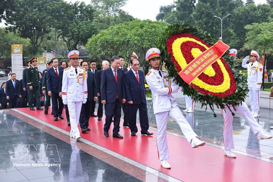 Party, State leaders pay tribute to President Ho Chi Minh