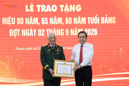 Chủ tịch Quốc hội Trần Thanh Mẫn trao Huy hiệu Đảng tặng đảng viên lão thành tại Thành phố Hồ Chí Minh