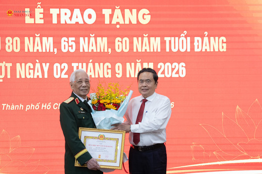 Chủ tịch Quốc hội Trần Thanh Mẫn trao tặng Huy hiệu 80 năm tuổi Đảng