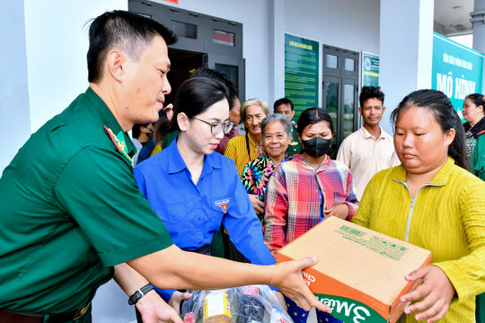 TP. Cần Thơ: Bộ đội Biên phòng trao tặng 100 phần quà đến các gia đình khó khăn