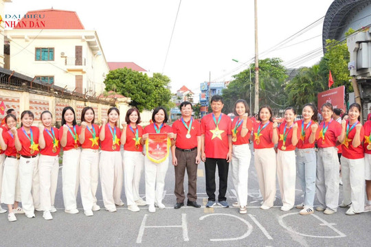 Phố phường Thủ đô rực sắc đỏ: Người dân chung bước tự hào chào mừng Quốc khánh 2/9