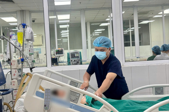 Bé gái nguy kịch phải thở máy, lọc máu do sốt mò