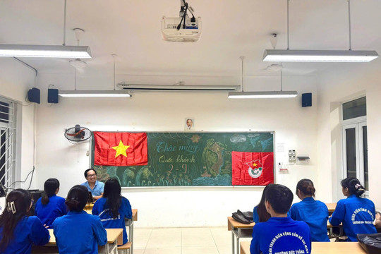 Khuôn viên các trường đại học rực rỡ cờ hoa đón Quốc khánh 2/9