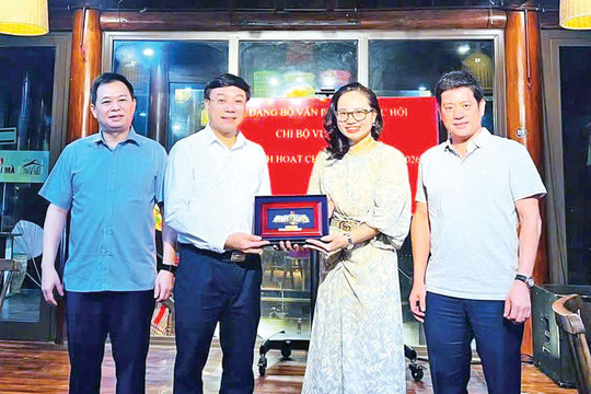 Chi bộ Vụ Tổng hợp sinh hoạt chuyên đề tại Phú Thọ