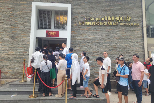 TP. Hồ Chí Minh: Dòng người xếp hàng tham quan Dinh Độc lập dịp Quốc khánh 2/9