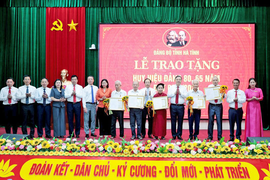 Phó Thủ tướng Thường trực Chính phủ Phạm Gia Túc trao Huy hiệu Đảng tặng các đảng viên tại Hà Tĩnh