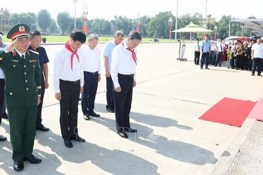 Tổng Bí thư, Chủ tịch nước Tô Lâm dâng hương tưởng nhớ Chủ tịch Hồ Chí Minh