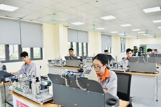 Giáo dục nghề nghiệp tập trung đào tạo nhân lực kỹ năng cao lĩnh vực STEM, công nghệ số, trí tuệ nhân tạo, bán dẫn…