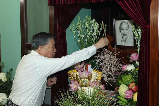 Party and State leader offers incense in tribute to President Ho Chi Minh in Hanoi