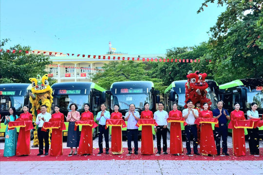 Quảng Ninh khai trương tuyến xe bus điện miễn phí đưa đón học sinh đến trường