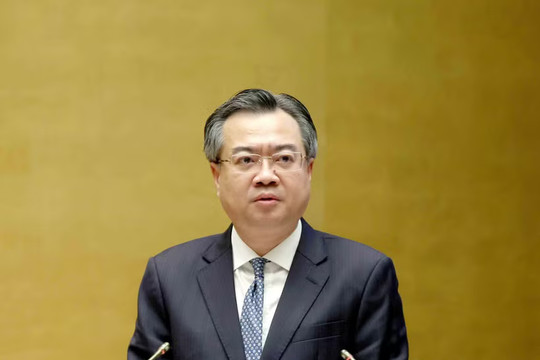 Party official presents resolution on regional development