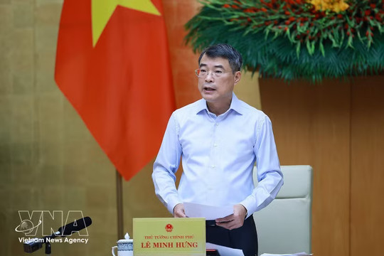 PM Le Minh Hung chairs Government’s regular meeting for August