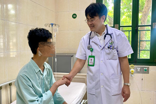 Từ Đức về Việt Nam phẫu thuật dị tật lồng ngực cho con