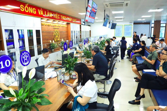 Hà Nội: Phân cấp, ủy quyền để cơ sở chủ động, người dân được phục vụ tốt hơn