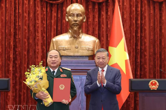 Top leader awards Senior Lieutenant General rank to Le Quang Dao