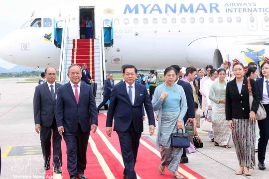 Myanmar President arrives in Hanoi, beginning official visit to Vietnam