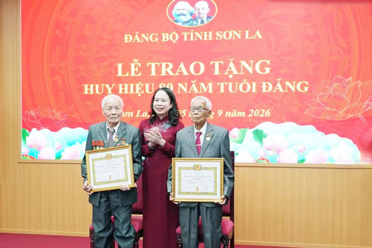 Phó Chủ tịch nước Võ Thị Ánh Xuân trao tặng Huy hiệu 80 năm tuổi Đảng tại Sơn La