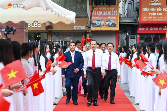 Chủ tịch Quốc hội Trần Thanh Mẫn dự Lễ khai giảng năm học mới tại Hưng Yên