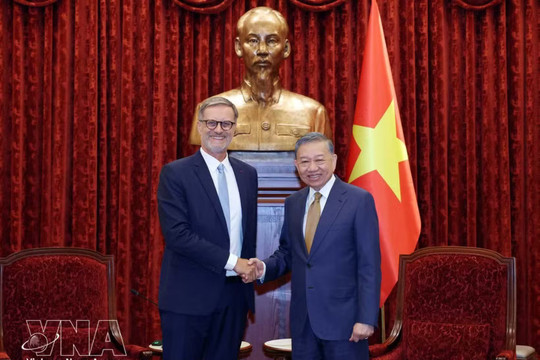 Top leader receives outgoing French Ambassador