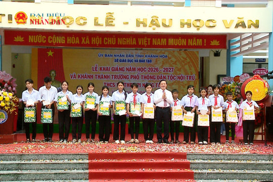 Phó Chủ tịch Quốc hội Nguyễn Khắc Định dự khai giảng tại trường dân tộc nội trú Pi Năng Tắc