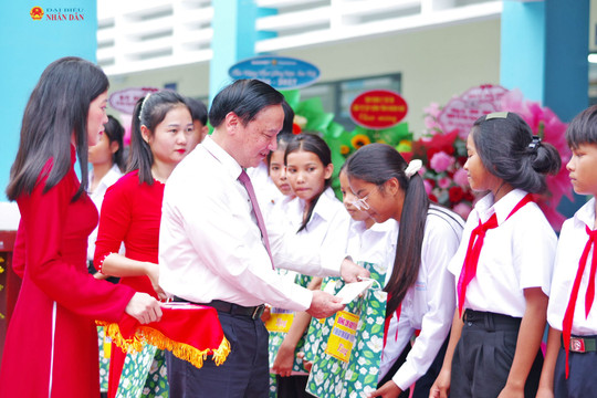 Phó Chủ tịch Quốc hội Nguyễn Khắc Định dự Lễ khai giảng tại tỉnh Khánh Hòa