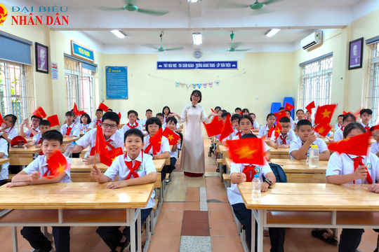 Trường THCS Văn Khê rộn ràng khai giảng: Hướng tới môi trường giáo dục hạnh phúc và ứng dụng AI