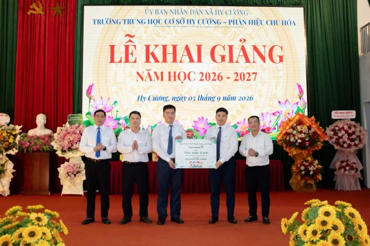 Vietcombank trao tặng Thư viện xanh và học bổng "Cùng em tiến bước" tại Phú Thọ