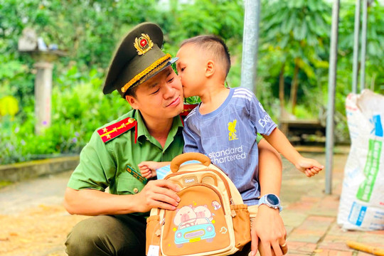 “Con nuôi Công an xã”: Điểm tựa yêu thương, nâng bước em đến trường