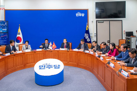 Chủ tịch Quốc hội Trần Thanh Mẫn tiếp Chủ tịch Đảng Dân chủ đồng hành Kim Min Seok