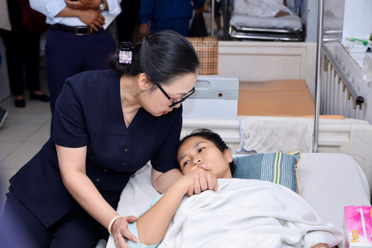 Bộ GD-ĐT thăm hỏi cô giáo mầm non cứu học sinh bị xe tải cán
