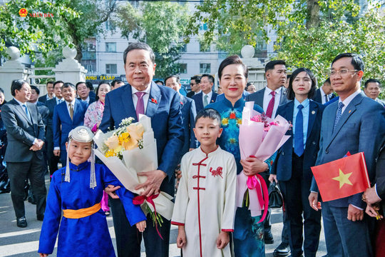 Chủ tịch Quốc hội Trần Thanh Mẫn thăm Đại sứ quán, gặp cộng đồng người Việt Nam tại Mông Cổ