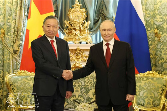 Russian President chairs welcome ceremony for top Vietnamese leader