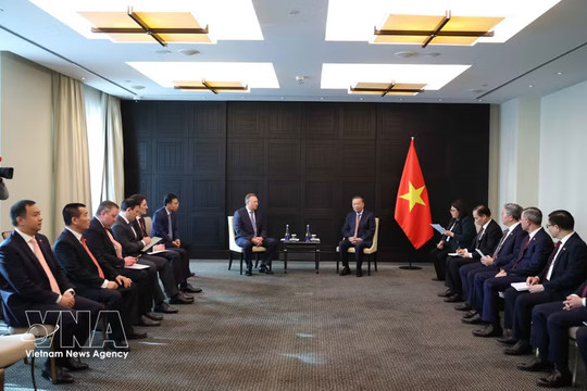 Top Vietnamese leader meets with Russian corporate executives, distinguished scientist