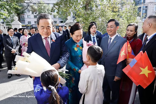 NA President meets Vietnamese community members in Mongolia