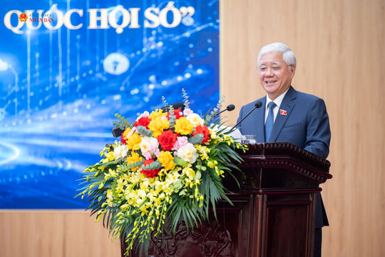 Phó Chủ tịch Thường trực Quốc hội Đỗ Văn Chiến dự Hội nghị chuyển giao Bộ học liệu “Bình dân học vụ số” tại Ninh Bình