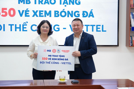 MB trao tặng hơn 600 vé xem bóng đá cho Trường THCS Giảng Võ