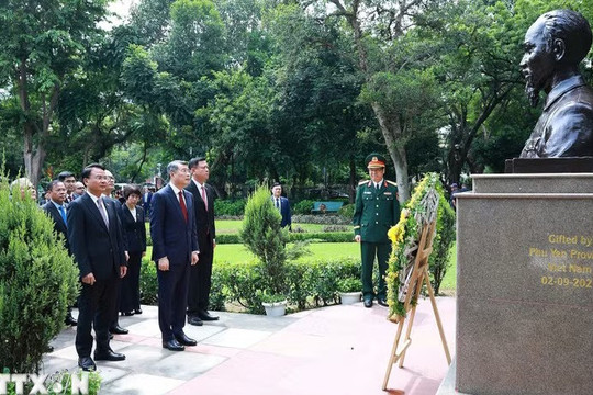Thủ tướng Lê Minh Hưng tưởng niệm Chủ tịch Hồ Chí Minh tại New Delhi