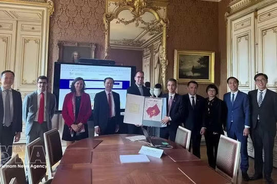 France hands over archival materials for exhibition at Communist Party of Vietnam Museum