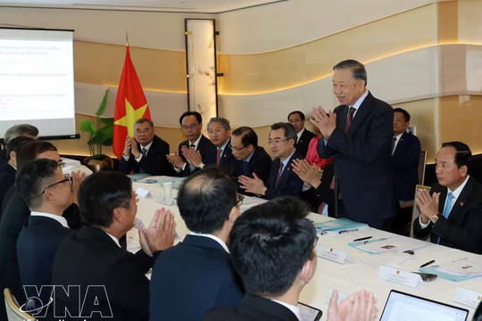 Top leader receives Vietnamese technology experts in France
