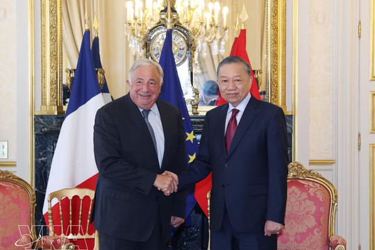 Top Vietnamese leader meets with President of French Senate in Paris