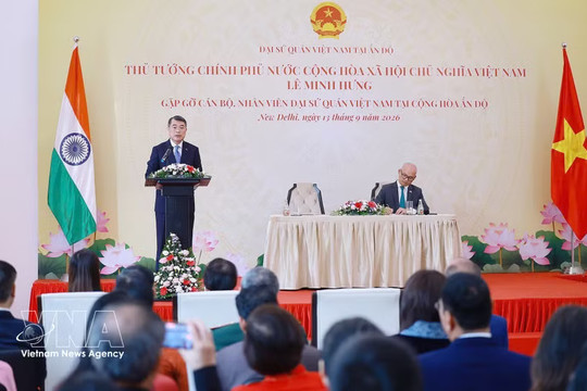 Prime Minister meets with staff of Vietnamese representative agencies, community in India