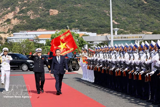National Assembly President Tran Thanh Man visits and works with Vietnam People's Navy