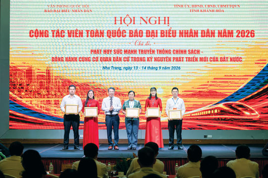 Kiến tạo không gian để giám sát, phản biện